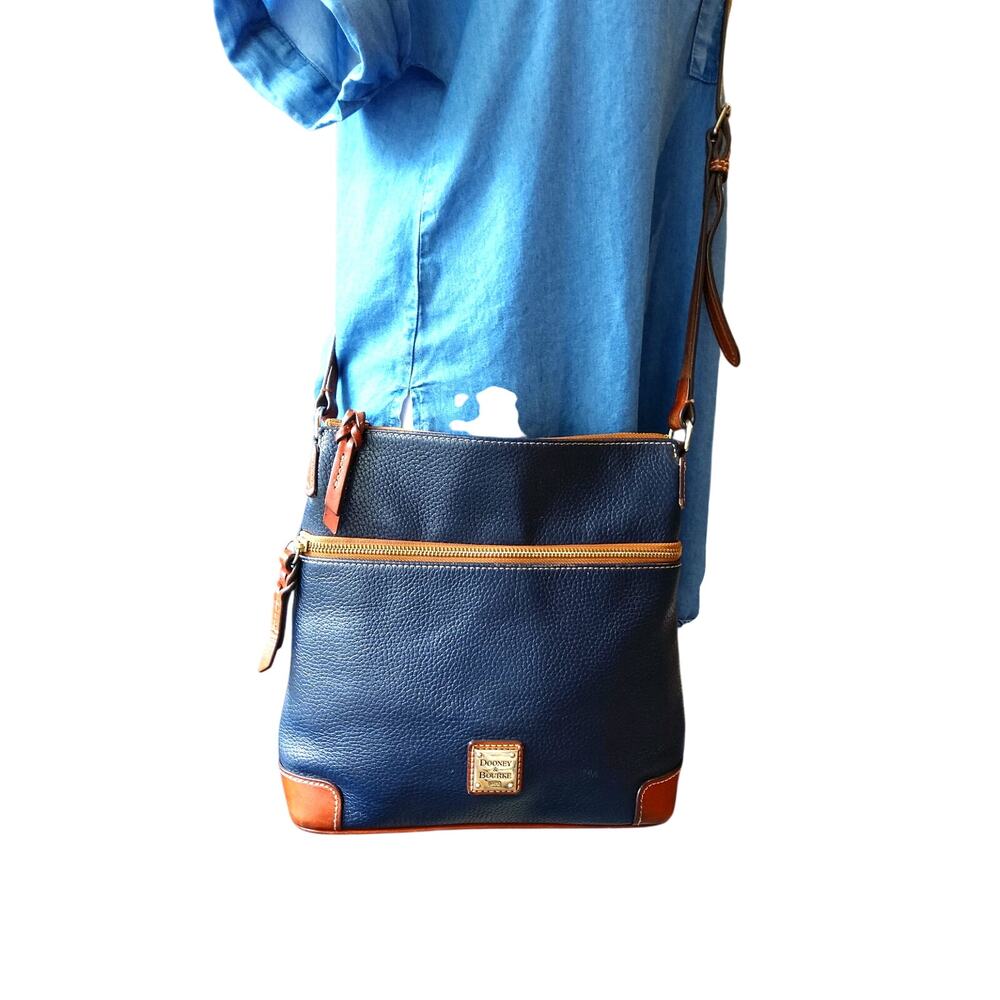 Dooney & Bourke Pebbled Grain leather Crossbody handbag navy/brown old money  - Picture 2 of 13